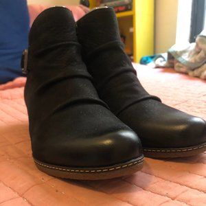 BRAND NEW  Dansko Ankle Boots (38)